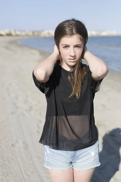 ビーチで若い女性 — ストック写真