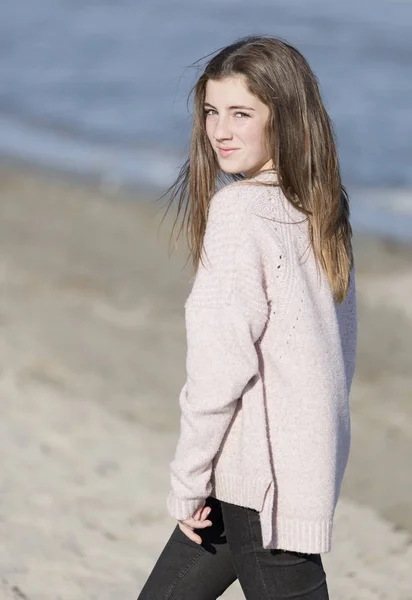 Adolescente posant sur la plage . — Photo