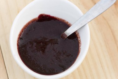 Beyaz olgun kiraz krem ile kase