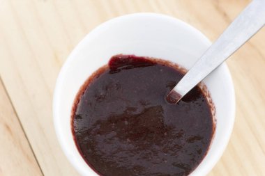 Beyaz olgun kiraz krem ile kase