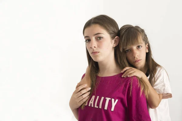 Porträtt av två 15 och 10 år gamla systrar. — Stockfoto