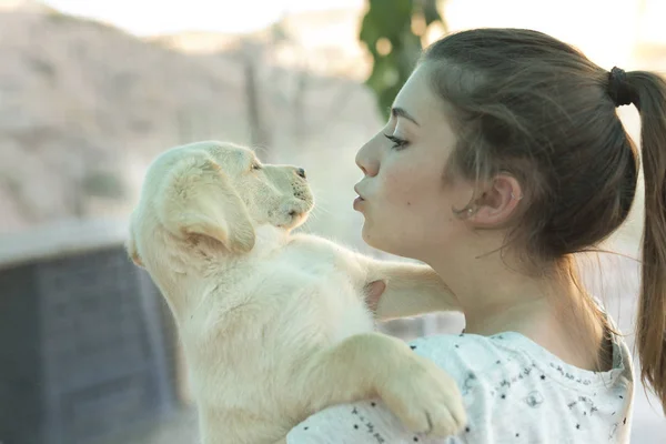 Retrato de una adolescente con un dorado — Foto de Stock