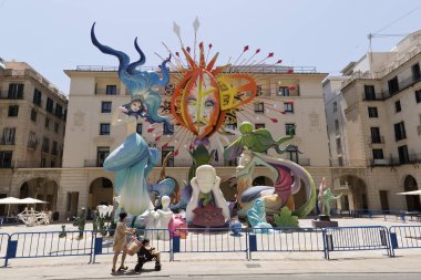 Belediye Binası Squi resmi şenlik ateşine karşılık gelen görüntü