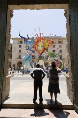 Belediye Binası Squi resmi şenlik ateşine karşılık gelen görüntü