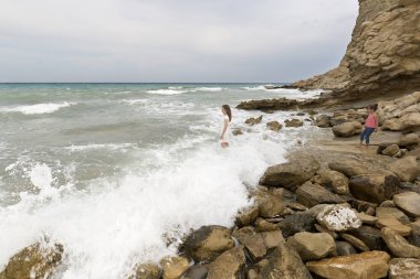 Genç kız kardeşi bir koyda ile 