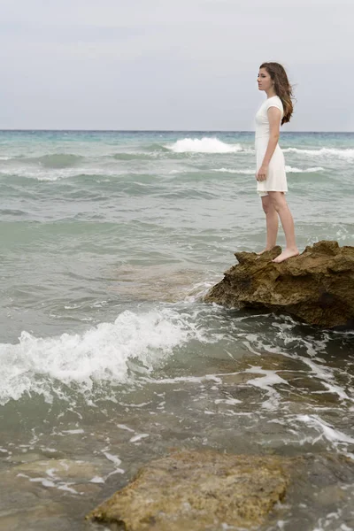 Adolescente en robe blanche — Photo