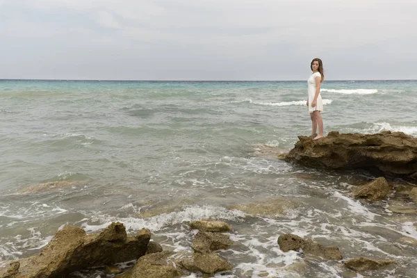 Adolescente en robe blanche — Photo