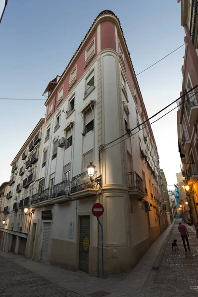 En gata i den gamla staden Alicante i skymningen — Stockfoto