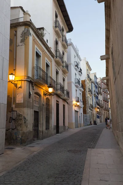 Ulica starego miasta Alicante o zmierzchu — Zdjęcie stockowe