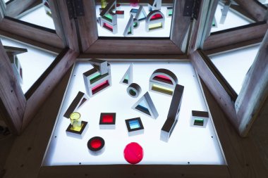 Yaşayan ve aktif eğitim alanı masa lambası