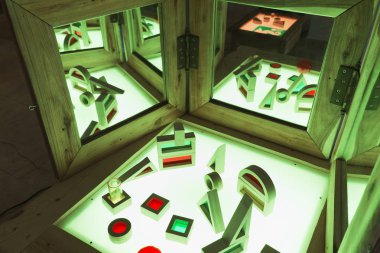 Yaşayan ve aktif eğitim alanı masa lambası