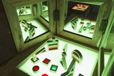 Yaşayan ve aktif eğitim alanı masa lambası