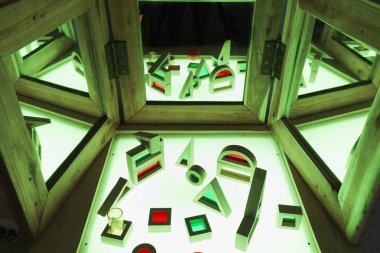 Yaşayan ve aktif eğitim alanı masa lambası