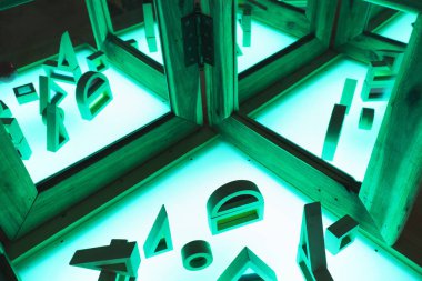 Yaşayan ve aktif eğitim alanı masa lambası