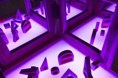 Yaşayan ve aktif eğitim alanı masa lambası