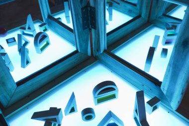 Yaşayan ve aktif eğitim alanı masa lambası