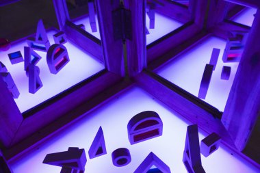 Yaşayan ve aktif eğitim alanı masa lambası