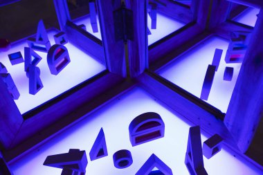 Yaşayan ve aktif eğitim alanı masa lambası