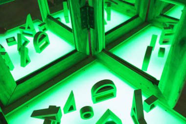 Yaşayan ve aktif eğitim alanı masa lambası