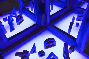 Yaşayan ve aktif eğitim alanı masa lambası