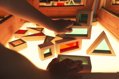 Yaşayan ve aktif eğitim alanı masa lambası