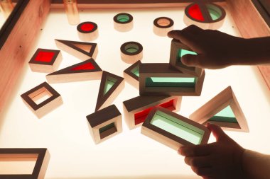 Yaşayan ve aktif eğitim alanı masa lambası