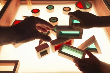 Yaşayan ve aktif eğitim alanı masa lambası