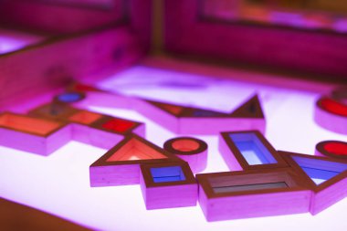 Yaşayan ve aktif eğitim alanı masa lambası