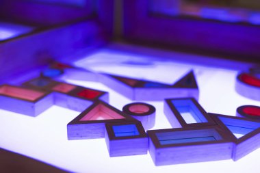 Yaşayan ve aktif eğitim alanı masa lambası