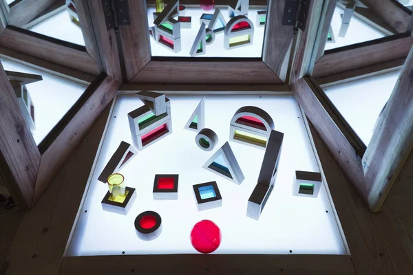 Yaşayan ve aktif eğitim alanı masa lambası