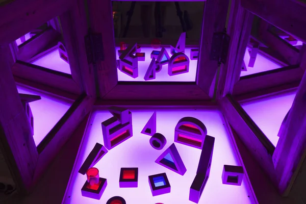 Yaşayan ve aktif eğitim alanı masa lambası