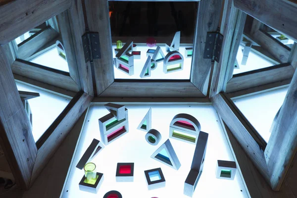 Yaşayan ve aktif eğitim alanı masa lambası