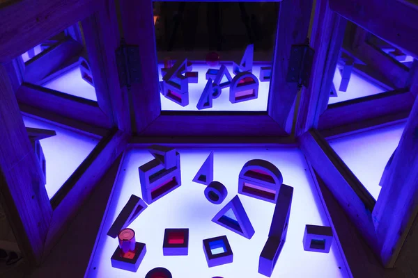 Yaşayan ve aktif eğitim alanı masa lambası