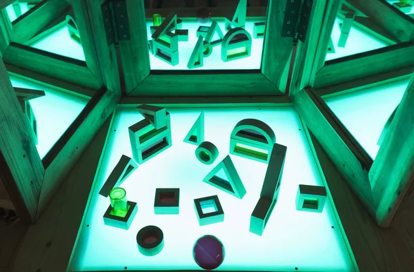 Yaşayan ve aktif eğitim alanı masa lambası