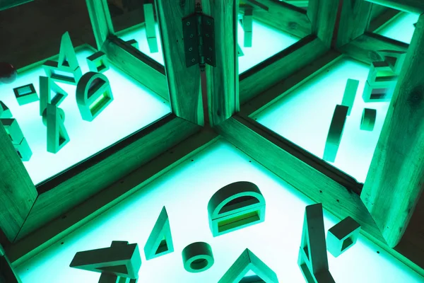 Yaşayan ve aktif eğitim alanı masa lambası