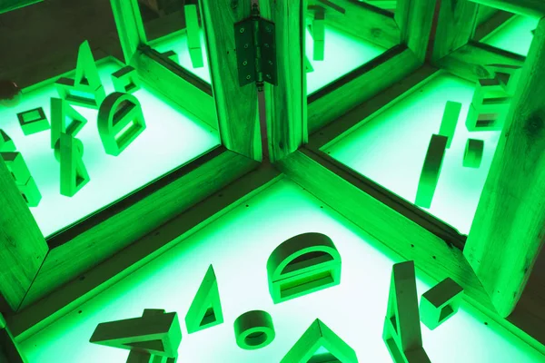 Yaşayan ve aktif eğitim alanı masa lambası