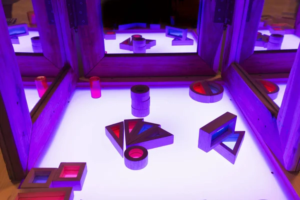 Yaşayan ve aktif eğitim alanı masa lambası