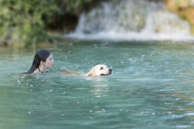 Onun köpeği ile gölde bir banyo genç. 