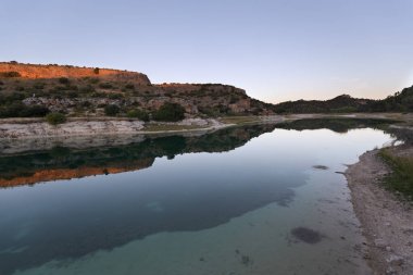 Ruidera lagün içinde günbatımı manzara. 