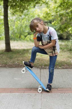 Onun kaykay bir parkta kızla.