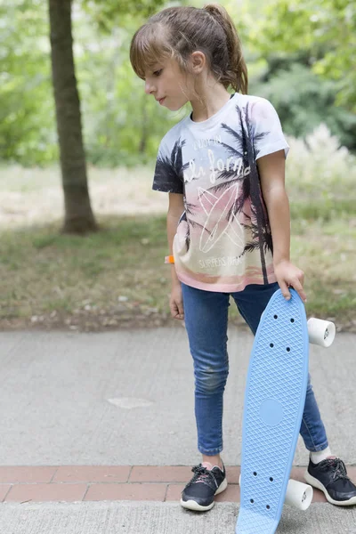 Onun kaykay bir parkta kızla.