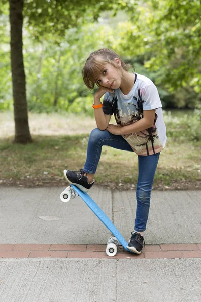 Onun kaykay bir parkta kızla.