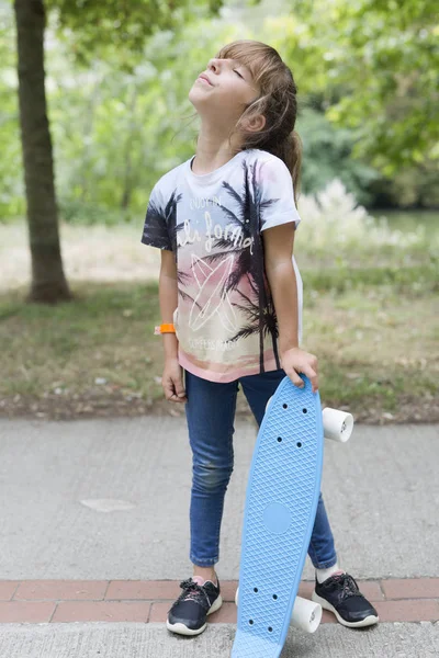 Onun kaykay bir parkta kızla.