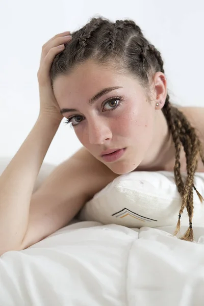 Portrait d'une adolescente avec des tresses . — Photo