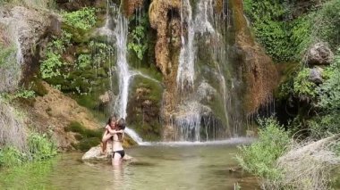 Bir şelale altında banyo kardeş