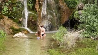 Bir şelale altında banyo kardeş