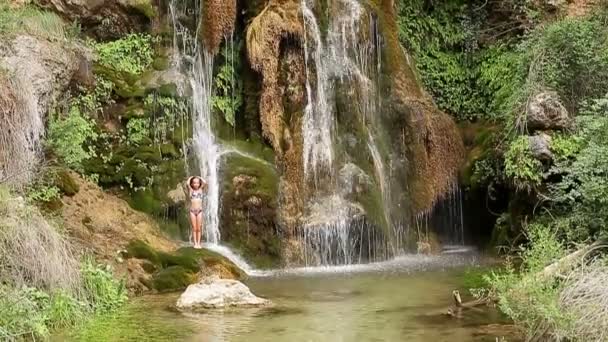 Chica bañándose en un espacio natural con cascadas — Vídeos de Stock