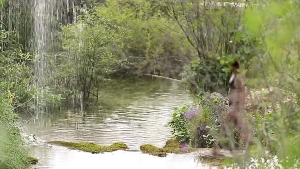 Adolescente tomando banho em uma área natural chamada Batn — Vídeo de Stock