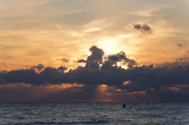 Santa Pola bir plajda gündoğumu