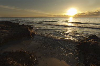 Santa Pola bir plajda gündoğumu